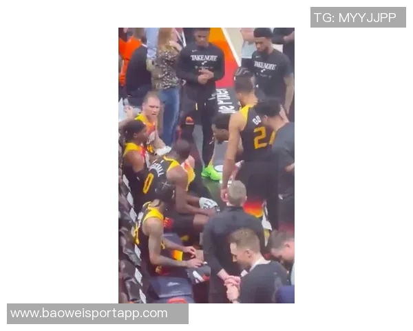 曼赞比与扬库托激烈争吵引发冲突后者将前者推倒广告牌现场惊险一幕